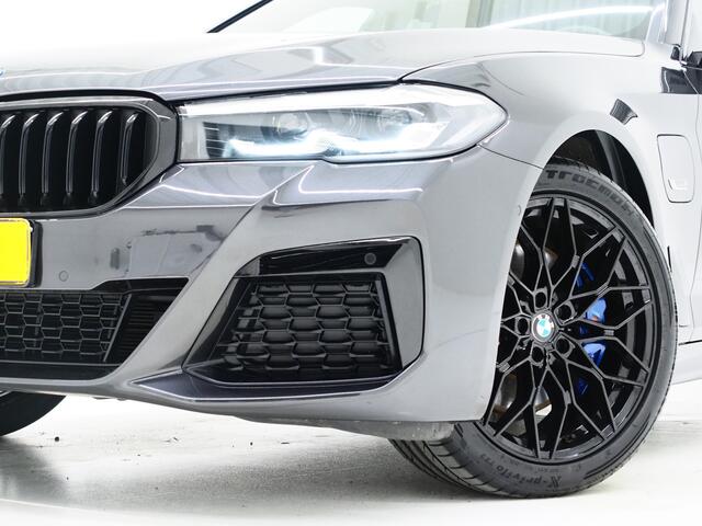 BMW 5-SERIE Touring 530e xDrive M Sport Shadow | Panoramadak | Trekhaak | Harman/Kardon | 360 | Head Up | Keyless