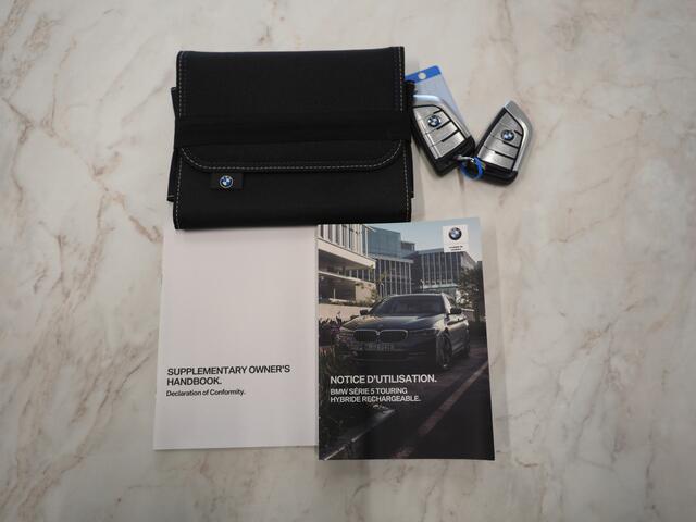 BMW 5-SERIE Touring 530e xDrive M Sport Shadow | Panoramadak | Trekhaak | Harman/Kardon | 360 | Head Up | Keyless