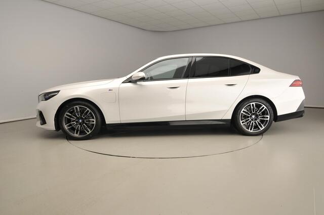 BMW 5-SERIE Sedan 530e | M-Sportpakket | LED | Navigatie | Active cruise | Trekhaak | Sportstoelen | DAB | Harman-kardon sound | Alu 19 inch