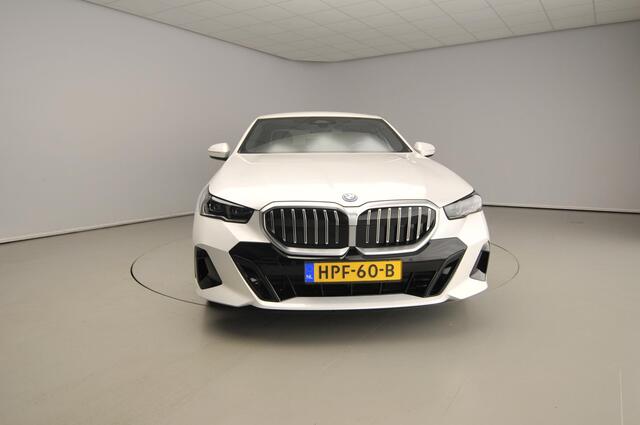 BMW 5-SERIE Sedan 530e | M-Sportpakket | LED | Navigatie | Active cruise | Trekhaak | Sportstoelen | DAB | Harman-kardon sound | Alu 19 inch