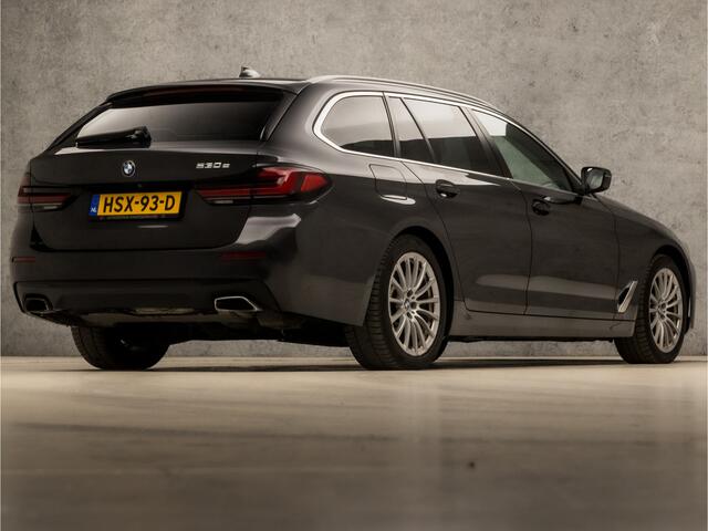 BMW 5-SERIE Touring 530e Sportline 293Pk Automaat (APPLE CARPLAY, GROOT NAVI, DEALER ONDERHOUDEN, CAMERA, SFEERVERLICHTING, LEDER, SPORTSTOELEN, ADAPTIVE CRUISE, TREKHAAK ELEKTRISCH, NIEUWSTAAT)