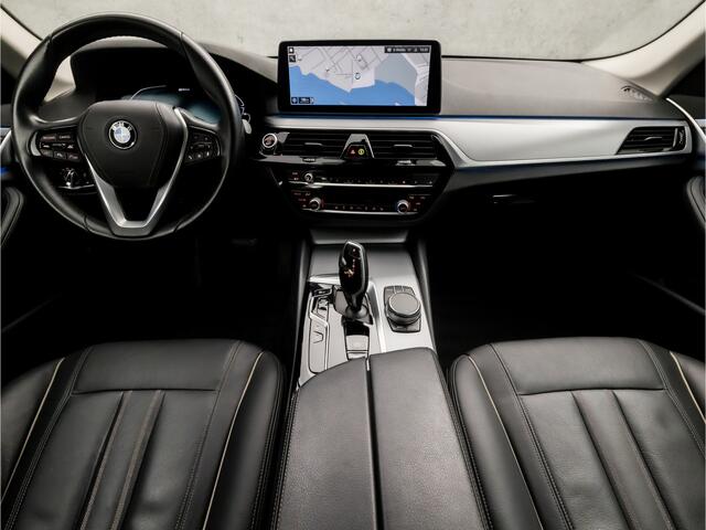 BMW 5-SERIE Touring 530e Sportline 293Pk Automaat (APPLE CARPLAY, GROOT NAVI, DEALER ONDERHOUDEN, CAMERA, SFEERVERLICHTING, LEDER, SPORTSTOELEN, ADAPTIVE CRUISE, TREKHAAK ELEKTRISCH, NIEUWSTAAT)