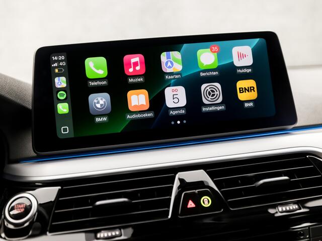 BMW 5-SERIE Touring 530e Sportline 293Pk Automaat (APPLE CARPLAY, GROOT NAVI, DEALER ONDERHOUDEN, CAMERA, SFEERVERLICHTING, LEDER, SPORTSTOELEN, ADAPTIVE CRUISE, TREKHAAK ELEKTRISCH, NIEUWSTAAT)