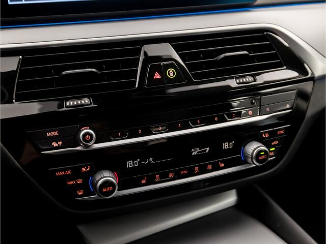 BMW 5-SERIE Touring 530e Sportline 293Pk Automaat (APPLE CARPLAY, GROOT NAVI, DEALER ONDERHOUDEN, CAMERA, SFEERVERLICHTING, LEDER, SPORTSTOELEN, ADAPTIVE CRUISE, TREKHAAK ELEKTRISCH, NIEUWSTAAT)