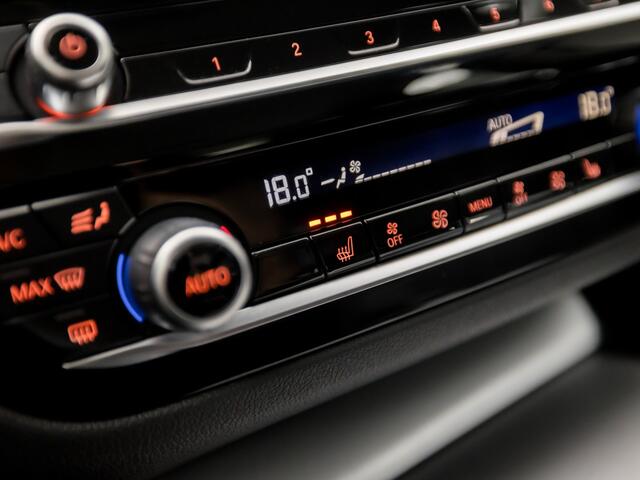 BMW 5-SERIE Touring 530e Sportline 293Pk Automaat (APPLE CARPLAY, GROOT NAVI, DEALER ONDERHOUDEN, CAMERA, SFEERVERLICHTING, LEDER, SPORTSTOELEN, ADAPTIVE CRUISE, TREKHAAK ELEKTRISCH, NIEUWSTAAT)