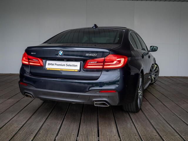 BMW 5-SERIE Sedan 540i xDrive | High Executive | M Sportpakket | Massagefunctie | Verwarmd Stuurwiel | Head-Up Display | Harman Kardon | Comfort Access | Soft Close | Schuif-/kanteldak | Stoelventilatie | Trekhaak