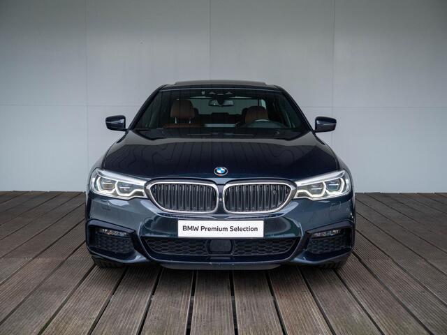 BMW 5-SERIE Sedan 540i xDrive | High Executive | M Sportpakket | Massagefunctie | Verwarmd Stuurwiel | Head-Up Display | Harman Kardon | Comfort Access | Soft Close | Schuif-/kanteldak | Stoelventilatie | Trekhaak