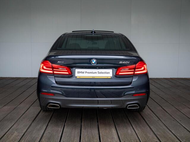BMW 5-SERIE Sedan 540i xDrive | High Executive | M Sportpakket | Massagefunctie | Verwarmd Stuurwiel | Head-Up Display | Harman Kardon | Comfort Access | Soft Close | Schuif-/kanteldak | Stoelventilatie | Trekhaak