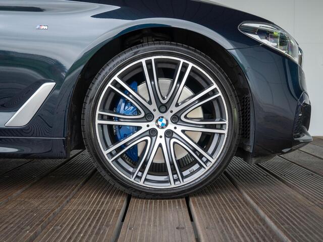BMW 5-SERIE Sedan 540i xDrive | High Executive | M Sportpakket | Massagefunctie | Verwarmd Stuurwiel | Head-Up Display | Harman Kardon | Comfort Access | Soft Close | Schuif-/kanteldak | Stoelventilatie | Trekhaak