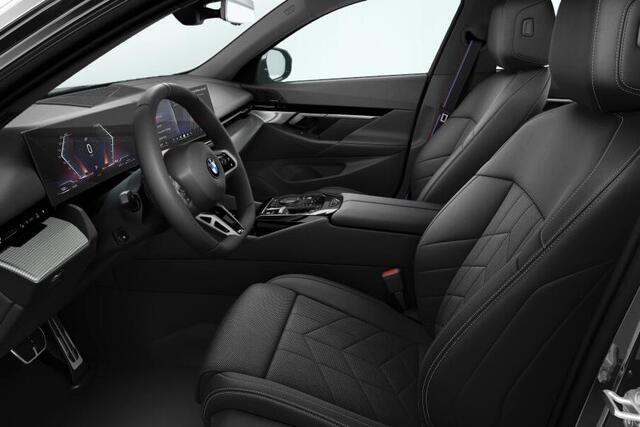 BMW 5-SERIE Sedan 520i 20 Inch / Electrische Zwenkhaak / Shadow Line Koplampen / Glazen Schuifdak / Stoelverwarming Voor & Achter / Stoel Ventilatie / Adaptieve Led Koplampen / Harman Kardon