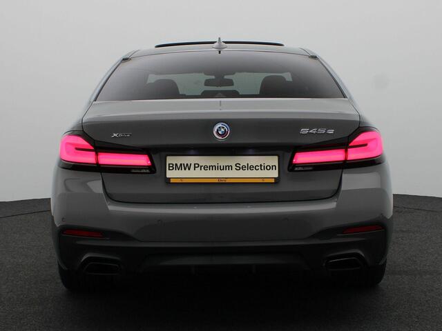 BMW 5-SERIE Sedan 545e xDrive M Sportpakket | Innovationspaket | Driving Assistant Prof. | Head-Up Display | Harman Kardon | 20"