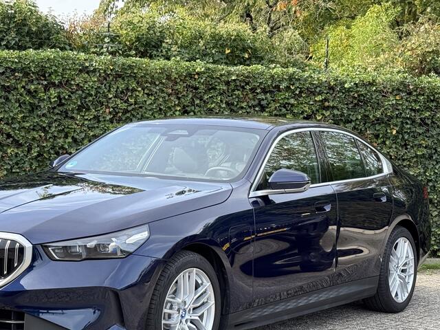 BMW 5-SERIE 530e | Harman/Kardon | Comfortzetels | 360 Cam | 4x stoelverw. | Stoelventilatie | Adapt. Led | Driving Ass.