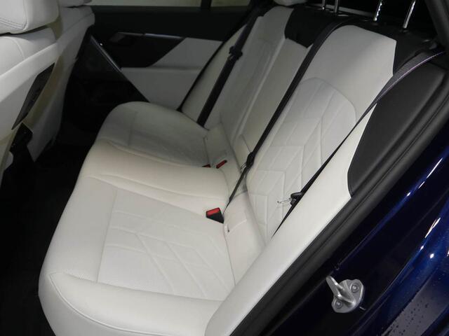 BMW 5-SERIE Touring 550e xDrive M-Sport Pro | Panorama | Trekhaak | Bowers & Wilkins Surround Sound | Stoelventilatie | 498 pk