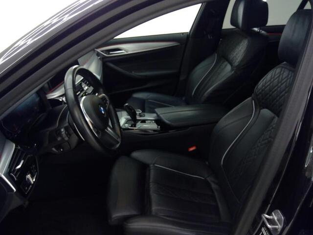 BMW 5-SERIE 520i BUSINESS EDITION PLUS I M SPORTPAKKET I SCHUIFDAK I TREKHAAK I PARKING PACK I LASER LIGHTS