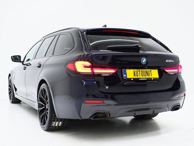 BMW 5-SERIE Touring 530e M Sport Shadow | Panoramadak | Trekhaak | Head Up | Camera | Keyless | Adaptive | Carplay