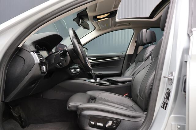 BMW 5-SERIE 520d High Executive | HUD | 360° Camera | Trekhaak | ACC | Schuif-/kanteldak | Leder |