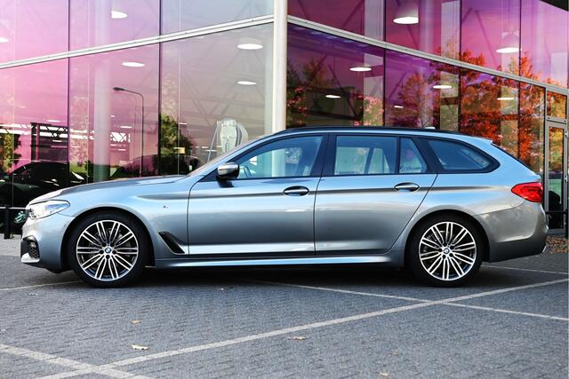 BMW 5-SERIE Touring 520i High Executive M Sport Automaat / Panoramadak / Trekhaak / Achteruitrijcamera / Adaptieve LED / M Sportonderstel / Parking Assistant