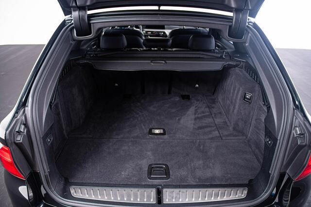 BMW 5-SERIE Touring 520i High Executive Edition M Sport - Panoramadak - Head up - Parking/Driving Assistant - Active Protection - Comfortstoelen - Elektrisch verwarmde voorstoelen - HiFi - M Sportonderstel -