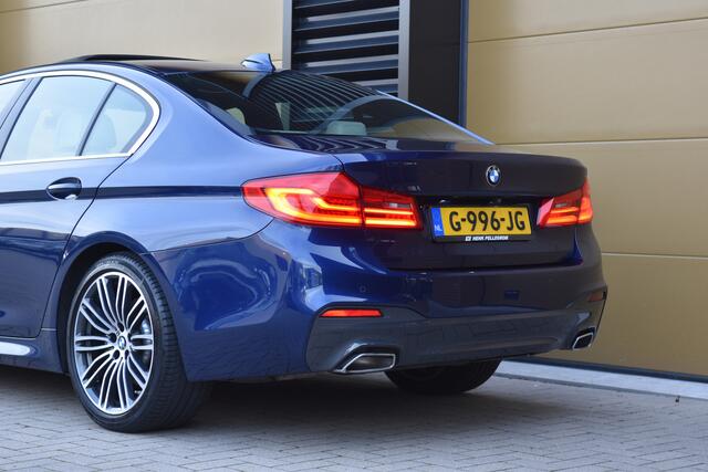 BMW 5-SERIE 520i High Executive * ComfortStoelen * Harman/Kardon * M-Sportpakket * Schuifdak * Trekhaak *