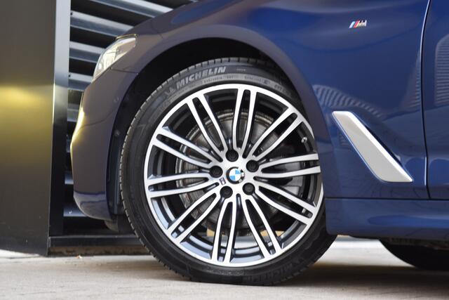 BMW 5-SERIE 520i High Executive * ComfortStoelen * Harman/Kardon * M-Sportpakket * Schuifdak * Trekhaak *