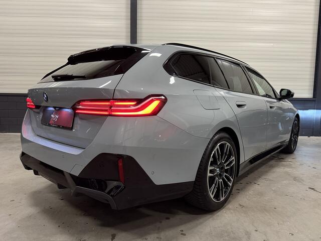 BMW 5-SERIE Touring 520i M-Sport BROOKLYN-GRAU/PANO/TREKHAAK/H&K/HEAD-UP/360CAMERA/VENTILATIE//DRIVING ASS.PRO/ADAPTIVE-LED/19"M-SPORT/STANDKACHEL/NIEUWPRIJS ¤ 94.454,-, NU 9 MAANDEN OUD ¤ 65.850,-!!!!!