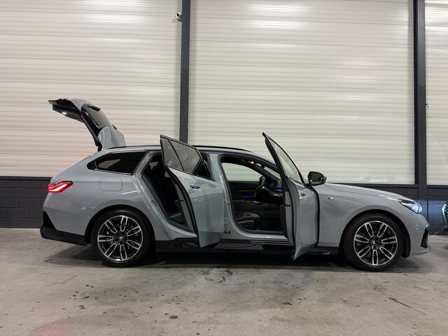 BMW 5-SERIE Touring 520i M-Sport BROOKLYN-GRAU/PANO/TREKHAAK/H&K/HEAD-UP/360CAMERA/VENTILATIE//DRIVING ASS.PRO/ADAPTIVE-LED/19"M-SPORT/STANDKACHEL/NIEUWPRIJS ¤ 94.454,-, NU 9 MAANDEN OUD ¤ 65.850,-!!!!!