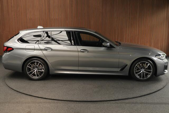 BMW 5-SERIE Touring 520i High Exe M-pakket Head-up Navi Elektr. achterklep Camera Carplay Virtual Elektr. uitklapbare trekhaak Matrix ACC Stoelverwarming DAB Climate (3-zone) PDC Memory LM velgen BTW auto