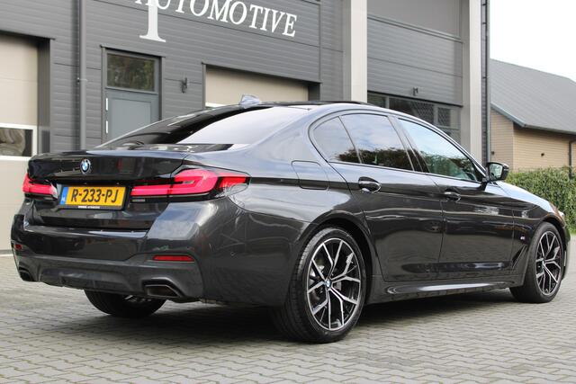 BMW 5-SERIE 520i Business Edition Plus M-Sport - Schuif kanteldak - Laserlight - 19 inch Goed onderhouden
