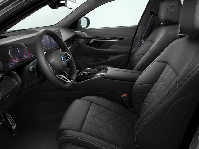 BMW 5-SERIE 550e xDrive Touring | M Sportpakket Pro | Innovation Package | Travel Pack | Comfort Pack