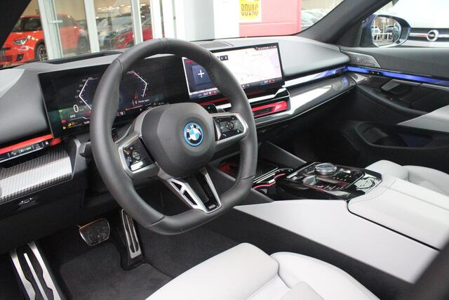 BMW 5-SERIE 550e 490PK xDRIVE | ICONIC GLOW GRILL | PANORAMA DAK | MEESTURENDE ACHTERAS | STUUR VERWARMING | M SPORT PAKKET PRO | 20" LICHTMETALEN VELGEN | ZONNESCHERM ACHTERRUIT ELEKTRISCH | INTERIEURLIJSTEN M DONKERZILVER/CARBON FIBER | BOWERS & WILKINS AUDIO SYSTE