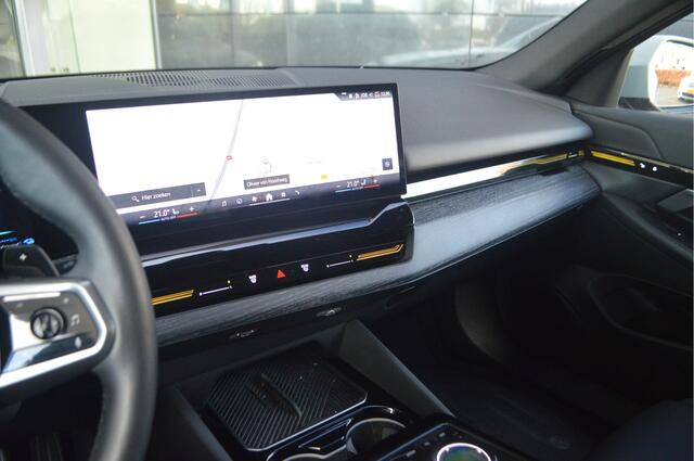 BMW 5-SERIE Touring 530e M Sport Automaat / Trekhaak / M Sportonderstel / Achteruitrijcamera / Comfort Access / Adaptieve LED / Stoelverwarming