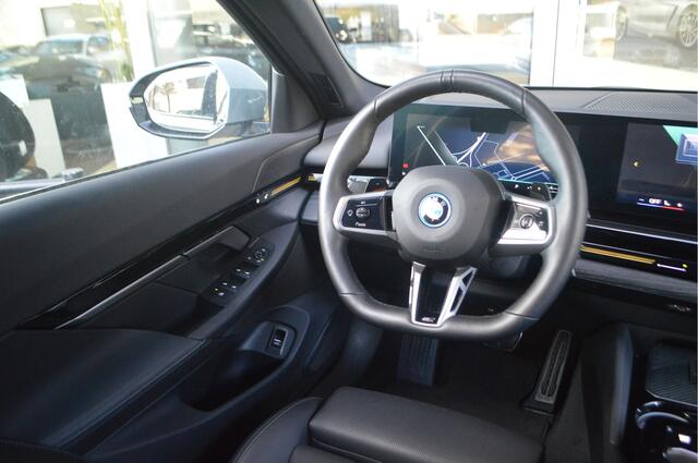 BMW 5-SERIE Touring 530e M Sport Automaat / Trekhaak / M Sportonderstel / Achteruitrijcamera / Comfort Access / Adaptieve LED / Stoelverwarming