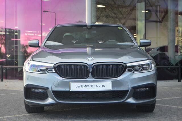 BMW 5-SERIE 520i High Executive M Sport Automaat / M Sportonderstel / Adaptieve LED / Parking Assistant Plus / Comfortstoelen / Stoelverwarming / Head-Up / Live Cockpit Professional