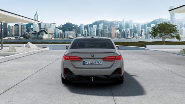 BMW 5-SERIE 530e M Sport Automaat / Panoramadak / Trekhaak / Bowers & Wilkins / Adaptieve LED / Comfort Access / Parking Assistant Plus / Stoelventilatie