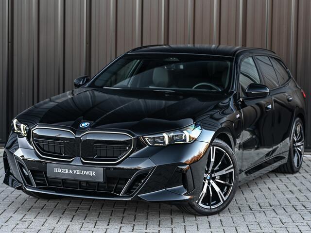 BMW 5-SERIE Touring 530e XDRIVE | SHADOW LINE | M-SPORT | COMFORT ACCESS | BOWERS & WILKINS | STUUR- EN STOELVERWARMING | ICONIC GRILL | ACTIVE CRUISE | 360 CAMERA | AMBIANCE | ASSISTANCE PLUS PAKKET | LEDER | EL. TREKHAAK