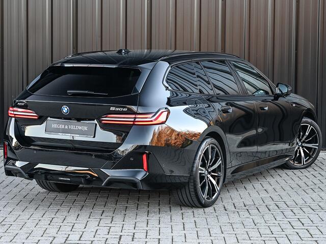 BMW 5-SERIE Touring 530e XDRIVE | SHADOW LINE | M-SPORT | COMFORT ACCESS | BOWERS & WILKINS | STUUR- EN STOELVERWARMING | ICONIC GRILL | ACTIVE CRUISE | 360 CAMERA | AMBIANCE | ASSISTANCE PLUS PAKKET | LEDER | EL. TREKHAAK