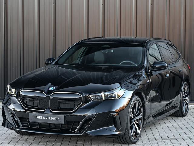 BMW 5-SERIE Touring 530e XDRIVE | SHADOW LINE | M-SPORT | COMFORT ACCESS | BOWERS & WILKINS | STUUR- EN STOELVERWARMING | ICONIC GRILL | ACTIVE CRUISE | 360 CAMERA | AMBIANCE | ASSISTANCE PLUS PAKKET | LEDER | EL. TREKHAAK