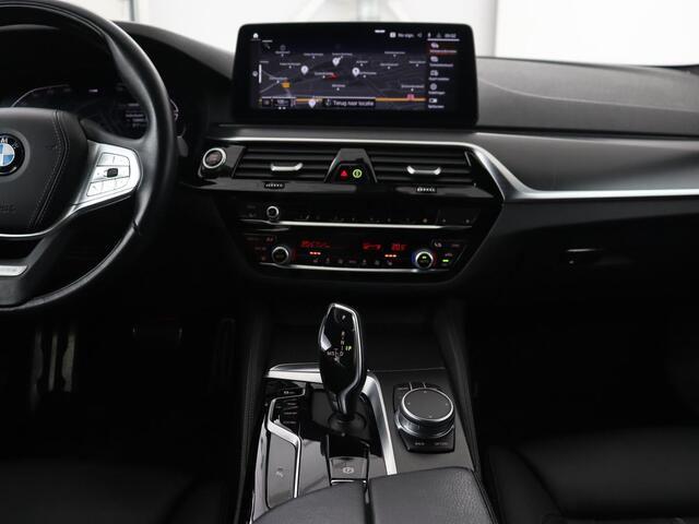 BMW 5-SERIE 520i M Sport | Leder | Stoelverwarming | Carplay | 19'' | Sportstoelen | Live Cockpit | Navigatie | Parkeerhulp | Adaptief LED | Memory | Keyless start