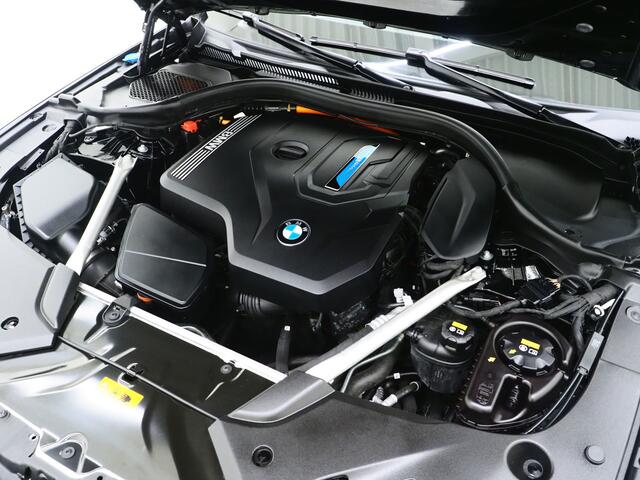 BMW 5-SERIE Touring 530e xDrive Business Edition Plus | Panoramadak | Camera | Sfeerverlichting | BLIS | Carplay