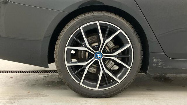 BMW 5-SERIE Touring 530e xDrive M-Sport Pano ACC H/K HUD 19inch