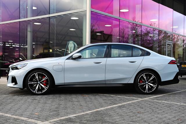 BMW 5-SERIE 550e xDrive High Executive M Sport Automaat / Panoramadak / Adaptief onderstel professional / Adaptieve LED / Parking Assistant Plus / Harman-Kardon / Stoelverwarming