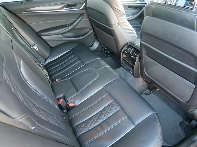 BMW 5-SERIE 520e Business Edition Plus 204 Pk Automaat Navi / Leer / Schuidak / Camera / Apple Carplay / M-pakket