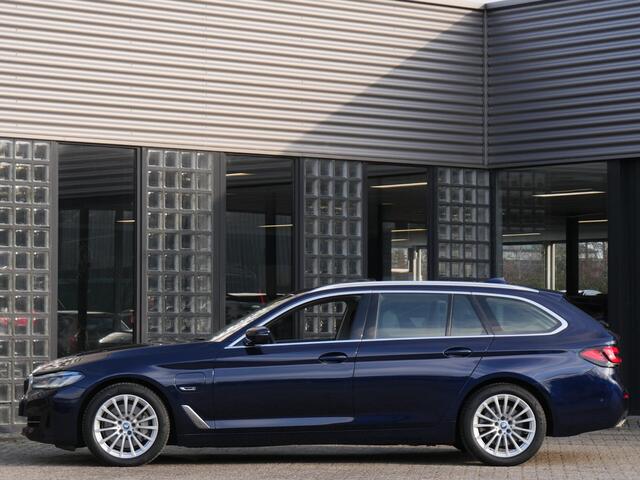 BMW 5-SERIE TOURING 530e/ PANORAMADAK/ HEAD-UP/ TREKHAAK/ H&K AUDIO/ LASER LED
