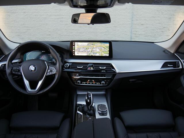 BMW 5-SERIE TOURING 530e/ PANORAMADAK/ HEAD-UP/ TREKHAAK/ H&K AUDIO/ LASER LED