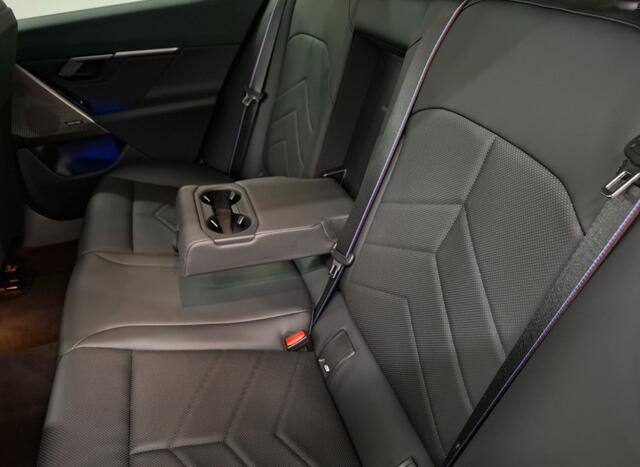 BMW 5-SERIE Touring 520i | M Sportpakket Pro | Voorstoelen verwarmd | Panoramadak | Harman/Kardon | Achteruitrijcamera | Iconic Glow |