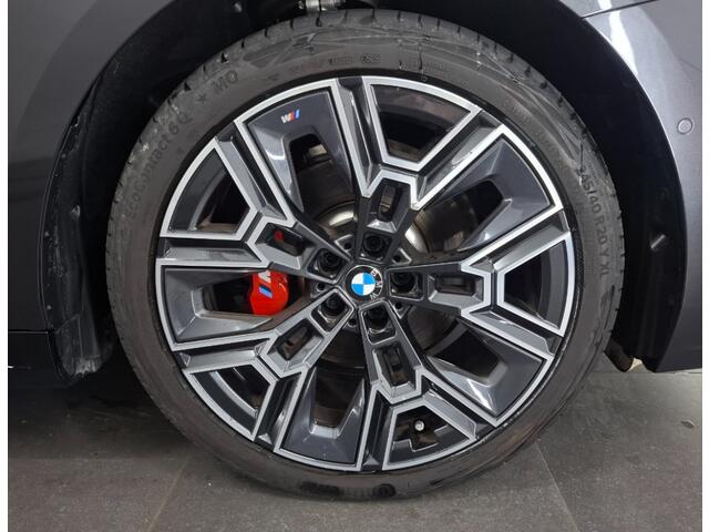 BMW 5-SERIE Touring 520i | M Sportpakket Pro | Voorstoelen verwarmd | Panoramadak | Harman/Kardon | Achteruitrijcamera | Iconic Glow |