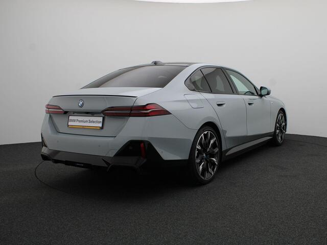 BMW 5-SERIE Touring 540d xDrive M Sportpakket Pro | Innovation Pack | Driving Assist Prof | Harman-Kardon | Panoramadak | 20"