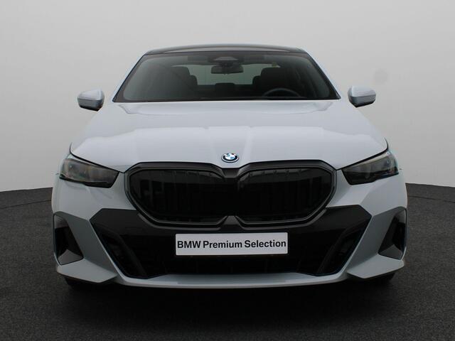 BMW 5-SERIE Touring 540d xDrive M Sportpakket Pro | Innovation Pack | Driving Assist Prof | Harman-Kardon | Panoramadak | 20"