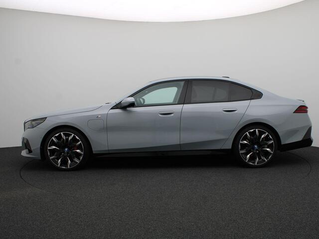 BMW 5-SERIE Touring 540d xDrive M Sportpakket Pro | Innovation Pack | Driving Assist Prof | Harman-Kardon | Panoramadak | 20"