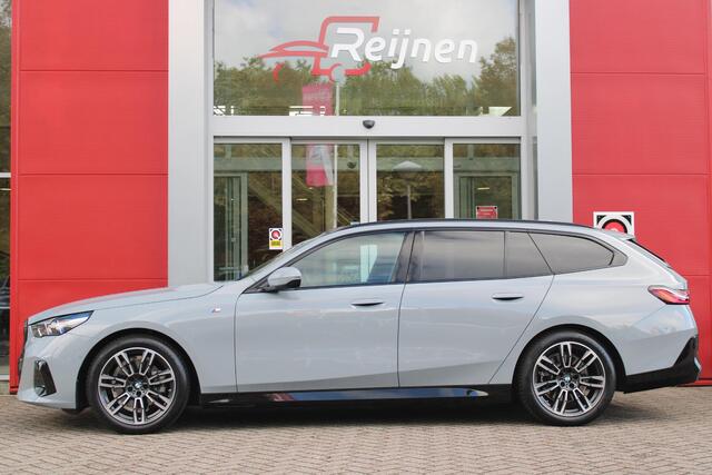 BMW 5-SERIE Touring 520i M-SPORT | PANORAMA DAK | TREKHAAK ELEKTRISCH WEGKLAPBAAR | HARMAN KARDON AUDIO SYSTEM | SHADOW LINE PAKKET | ELEKTRISCH VERSTELBARE VOORSTOELEN MET GEHEUGENFUNCTIE | STOEL VENTILATIE VOOR | STOEL VERWARMING VOOR + ACHTER | 360° CAMERA | DRAAD